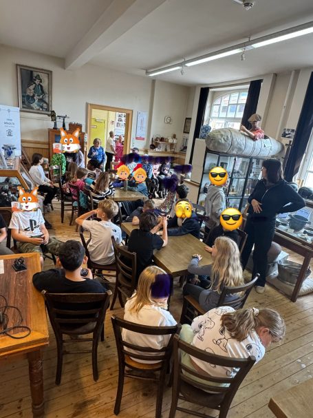 Zwei 3. Klassen der Schillerschule Erzhausen auf geheimer Mission im Dorfmuseum Erzhausen!