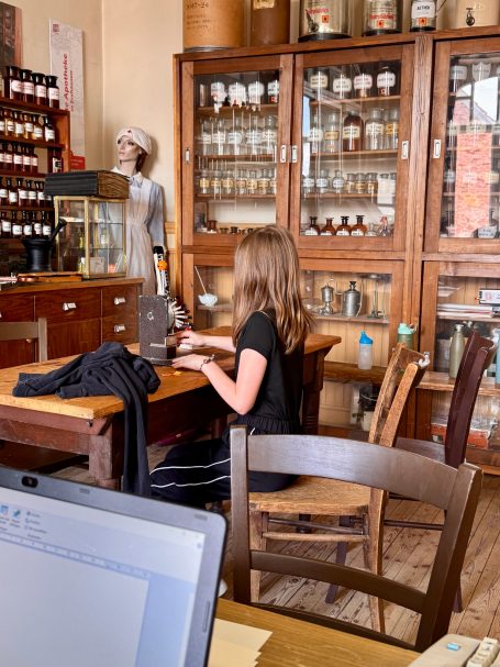 Schülerin der 3. Klasse der Lessingschule in der ersten Erzhäuser Apotheke.