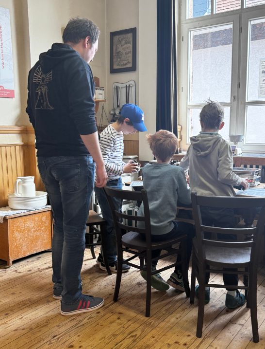 Ferienbetreuung der KiTa Waldkolonie zu Gast im Dorfmuseum Erzhausen