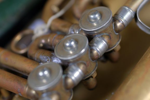 Detailaufnahme von Metallventilen und Rohren in einer technischen Umgebung.