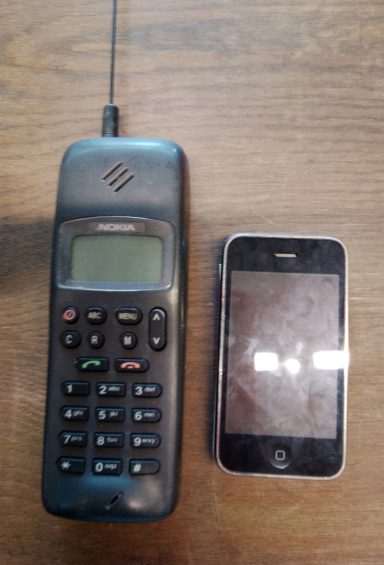 Ein Vergleich zwischen einem alten Mobiltelefon und einem modernen Smartphone.